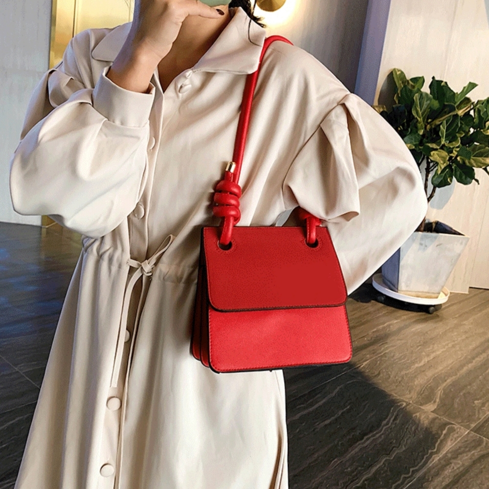 Knot handle shoulder bag in lipstick red